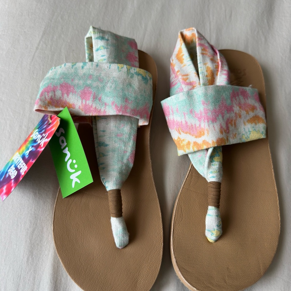 Sanuk sandals size 6